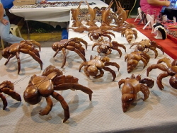 木作りのヤシガニなども売っています