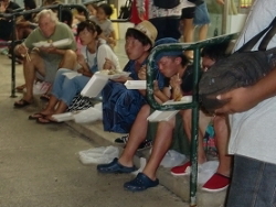 路上に座り込んで夕食は如何なものかと思います